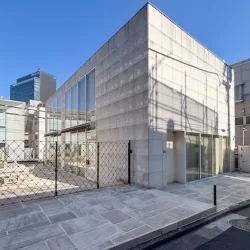 原宿3分、街とつながるテラス付き一棟貸しビル<br>[渋谷区/388万/291㎡]