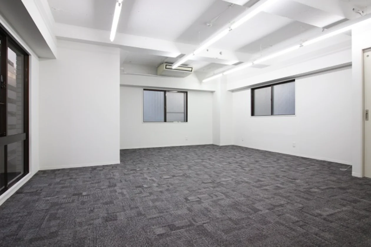 浜松町、アクセス良好・3面採光のリノベオフィス 室内