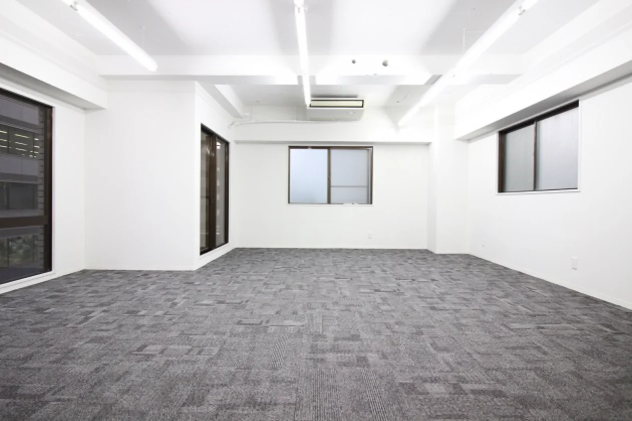 浜松町、アクセス良好・3面採光のリノベオフィス 室内