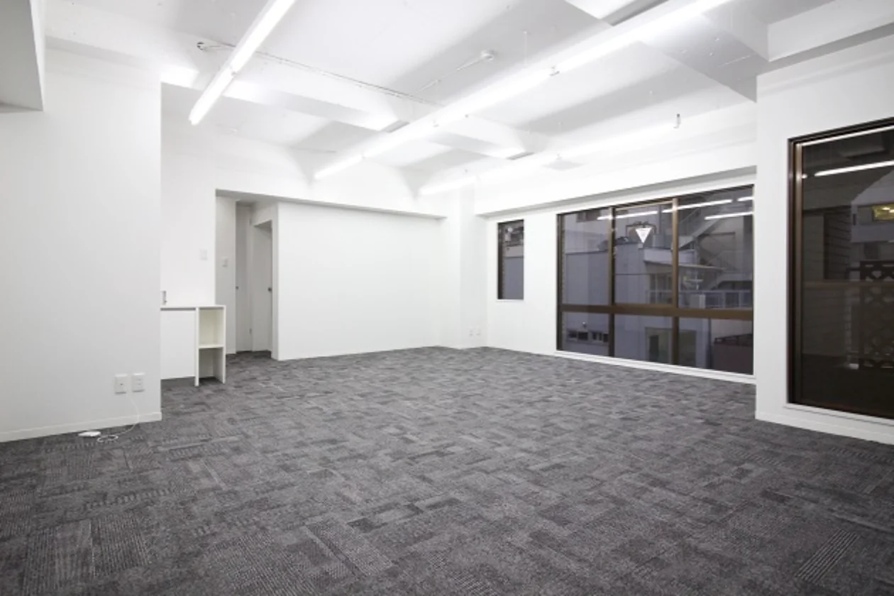 浜松町、アクセス良好・3面採光のリノベオフィス 室内