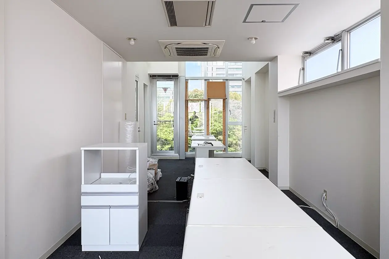 曙橋6分、一部天高5mの最上階ワンフロアオフィス 室内