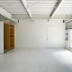 白金、スタジオ向きの天高倉庫風ホワイト空間<br>[港区/51万/104㎡]