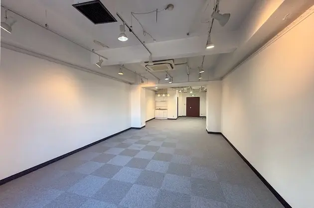 麻布十番、ラフな素材で整えるワンフロアオフィス<p>[港区/50万/74㎡]